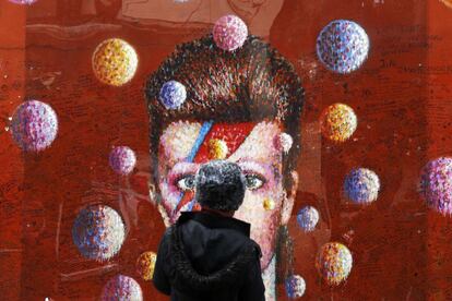 Una mujer observa un mural de David Bowie, en Brixton (Reino Unido).