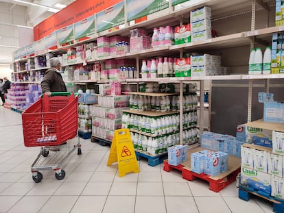 Un cliente en un supermercado de Madrid.