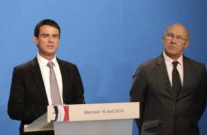 El primer ministro francés, Manuel Valls (i), y el ministro de Finanzas, Michel Sapin, ofrecen la rueda de prensa posterior al Consejo de Ministros, en el Palacio del Elíseo, en París (Francia). EFE/Archivo