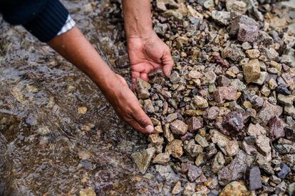 Uno de los agricultores de San Pedro de Casta recoge las piedras acumuladas en el canal de riego que transporta el agua de las lluvias y glaciares.
