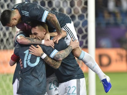 Argentinos comemoram gol de Messi no amistoso.