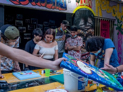 Jóvenes en la casa cultural Frontera Morada, en Cúcuta, Norte de Santander (Colombia).