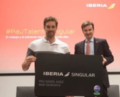 El jugador de baloncesto Pau Gasol con el director comercial de Iberia, Marco Sansavini, esta mañana en Madrid.