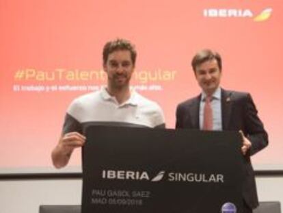 El jugador de baloncesto Pau Gasol con el director comercial de Iberia, Marco Sansavini, esta mañana en Madrid.