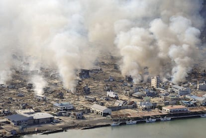 Nubes de humo blanco salían ayer de casas aún en llamas en Yamadamachi, en Japón.