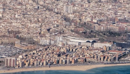 Vista a&eacute;rea de la capital catalana con la Barceloneta en prime plano. 