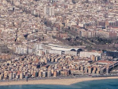 Vista aèria de la capital catalana amb la Barceloneta en primer pla.