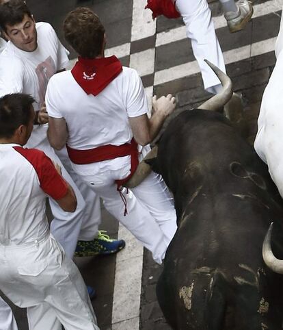 La tensión ha crecido al llegar a la curva con la calle Estafeta, que los Jandilla han superado sin chocar contra el vallado aunque un corredor ha perdido el equilibrio y en posición fetal ha visto como varios de los astados pasaban sobre él.