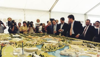 Presentaci&oacute;n de una maqueta de Terra M&iacute;tica en 1999 a la que asisti&oacute; Zaplana.