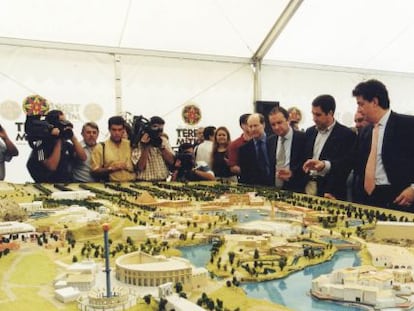 Presentaci&oacute;n de una maqueta de Terra M&iacute;tica en 1999 a la que asisti&oacute; Zaplana.