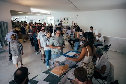 Colas para votar en un colegio de Santiago de Compostela en las elecciones generales del 23 de julio.