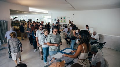 Colas para votar en un colegio de Santiago de Compostela en las elecciones generales del 23 de julio.