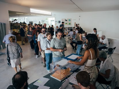 Colas para votar en un colegio de Santiago de Compostela en las elecciones generales del 23 de julio.