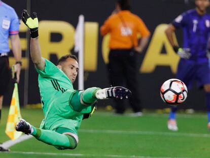 Ospina detiene el penalti a Trabuco.