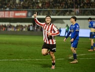 El centrocampista del Athletic Mikel Jauregizar celebra su gol al Ourense.