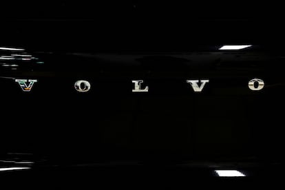 El logo del fabricante de coches Volvo dentro de un concesionario en Países Bajos.