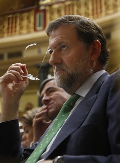 Mariano Rajoy, junto a Ángel Acebes y Soraya Sáenz de Santamaría, en un momento del debate.