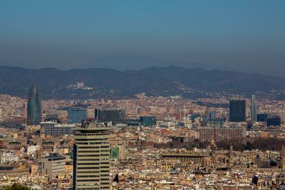 Una vista de Barcelona tomada desde El Mirador del Alcalde, en Montjuïc. Al fondo, Badalona. / MASSIMILIANO MINOCRI