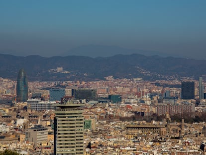 Una vista de Barcelona tomada desde El Mirador del Alcalde, en Montjuïc. Al fondo, Badalona. / MASSIMILIANO MINOCRI