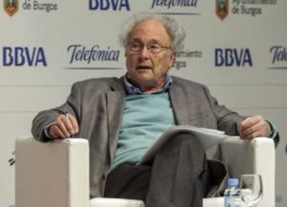 El divulgador científico Eduard Punset durante la clausura del IV Congreso Iberoamericano Sobre Redes Sociales "iRedes", en Burgos, donde ha participado en un diálogo abirto con el periodista Pedro J. Ramírez.
