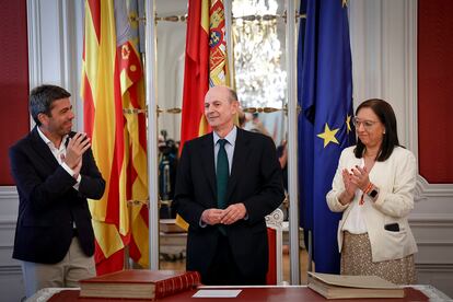 Eduardo Beut, al tomar posesión de su cargo este pasado julio, entre Carlos Mazón, presidente de la Generalitat, del PP, y Llanos Massó, presidenta de Les Corts.