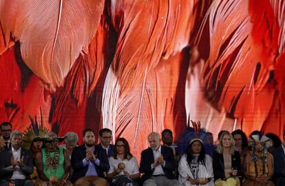 El presidente Lula y autoridades e indígenas durante la ceremonia del regreso de la capa sagrada, este 12 de septiembre.