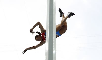 Isinbayeva supera la barrera de los 4,75 metros.