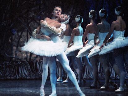 Imagen de un momento de la representación de <i>El lago de los cisnes</i> por el Ballet Imperial Ruso.