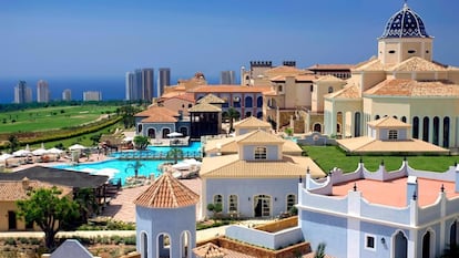 El Hotel Melia Villaitana, en Benidorm (Alicante), ofrece un entorno de lujo con spa y campos de golf.