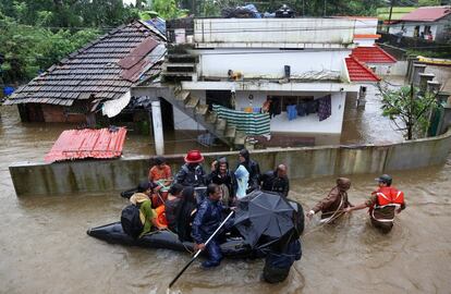 Miembros de los equipos de rescate evacuan a varias personas afectadas por inundaciones en las afueras de Kochi, India, el 15 de agosto de 2018.