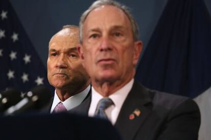 El alcalde de Nueva York, Michael Bloomberg (frente) y el jefe de polic&iacute;a de la ciudad, Ray Kelly.