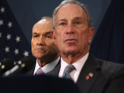 El alcalde de Nueva York, Michael Bloomberg (frente) y el jefe de polic&iacute;a de la ciudad, Ray Kelly.