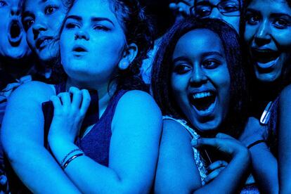 Unas fans escuchan al grupo californiano 'Foster The People' durante un concierto en Seattle (EE UU).