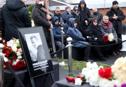 Los padres del difunto líder de la oposición rusa Alexéi Navalni lloran junto al ataúd de su hijo durante su funeral en el cementerio de Borísov.