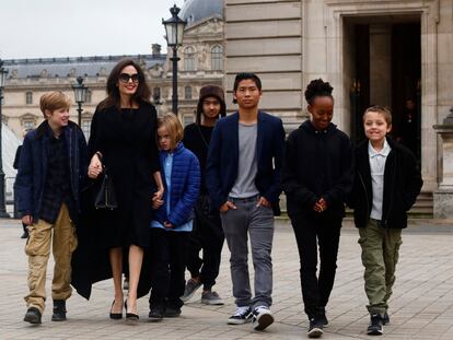 Angelina Jolie junto a sus seis hijos en París, en enero de 2017.