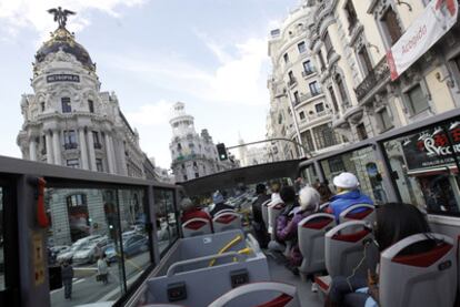 Un autobús turístico circulando ayer por las calles de la capital.