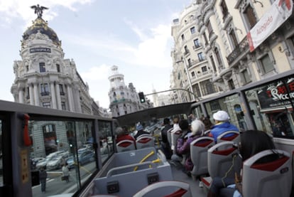 Un autobús turístico circulando ayer por las calles de la capital.