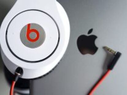 Unos auriculares de la empresa de sonido Beats Audio permanecen sobre un iPad Mini en Bamberg (Alemania) 