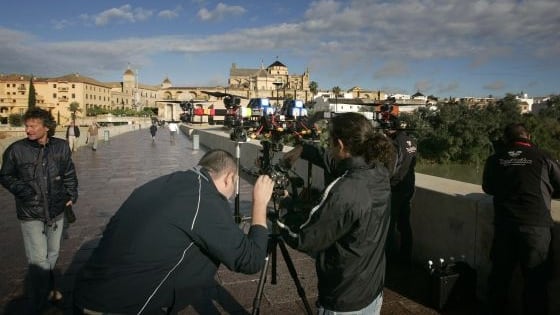 El equipo de rodaje de 'Juego de tronos' en el Puente Romano de Córdoba, en una foto de archivo.