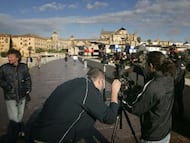 El equipo de rodaje de 'Juego de tronos' en el Puente Romano de Córdoba, en una foto de archivo.