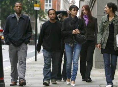 Familiares de De Menezes, a su llegada al juicio sobre la actuación de la policía británica.