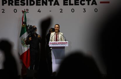 La presidenta electa de México, Claudia Sheinbaum, ofrece su discurso en el Teatro Metropolitano de la Ciudad de México, México, el 15 de agosto de 2024.