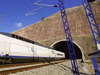 Imagen de un tren de alta velocidad (AVE).