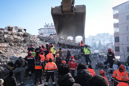 Equipos de rescate, bomberos y voluntarios trabajan para intentar rescatar a una persona atrapada en las ruinas de un edificio tras un terremoto en Elbistán (Turquía), en febrero de 2023.