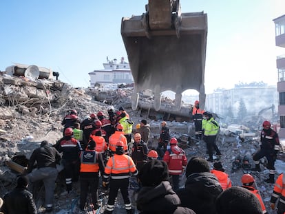 Equipos de rescate, bomberos y voluntarios trabajan para intentar rescatar a una persona atrapada en las ruinas de un edificio en Elbistán (Turquía), el pasado nueve de febrero.