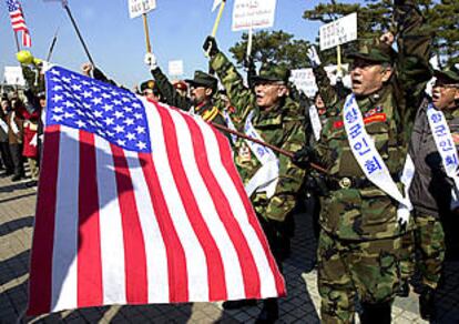 Un grupo de veteranos de la guerra coreana da la bienvenida al presidente George Bush en Seúl.