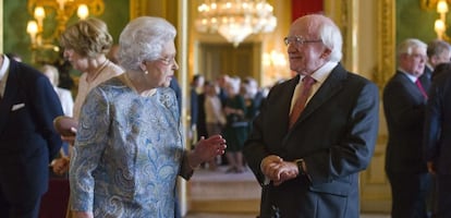 A rainha Elizabeth conversa com o presidente da Irlanda.