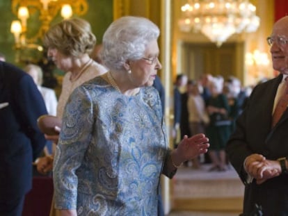 A rainha Elizabeth conversa com o presidente da Irlanda.