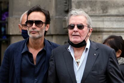 Anthony Delon y su padre Alain Delon asisten al funeral de Jean-Paul Belmondo en Eglise Saint Germin des Pres, el 10 de septiembre de 2021 en París, Francia.