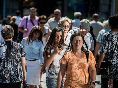 Los m&oacute;viles han facilitado el desarrollo de la ciudad inteligente. En la imagen, peatones en el centro de Bucarest.
 